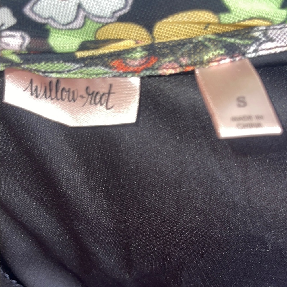 Floral V-Neck Blouse with Lace Detail - Picture 5 of 6